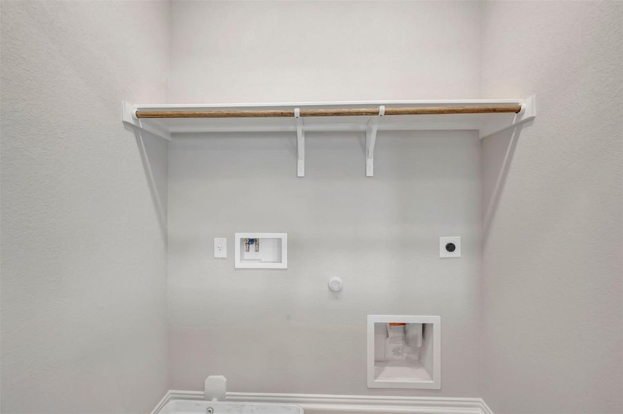 Spacious, unfurnished interior of a new home in Heritage, Dripping Springs (Image 29).