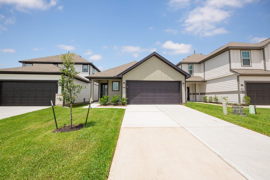 Front exterior of a new home in Bammel Oaks, Houston, TX, highlighting curb appeal (Image 2).