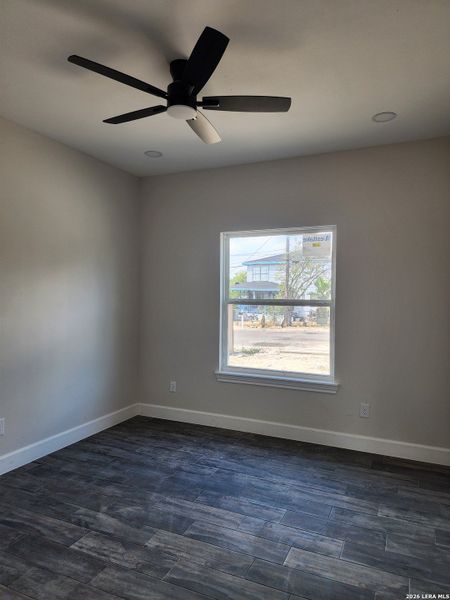 Spacious, unfurnished interior of a new home in , Eagle Pass (Image 7).