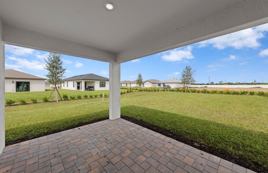 Exterior details and patio area of a home in Caloosa Cove, Labelle (Image 4).