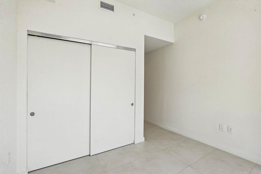 26-web-or-mls-Biscayne Blvd 201-S0409-02