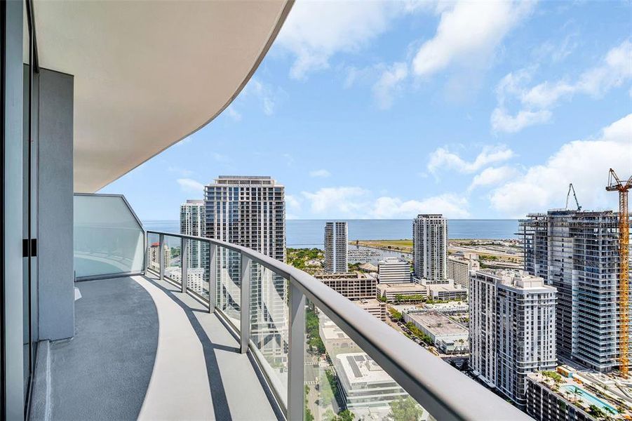 Condo located in St. Petersburg, FL showcasing its design and architecture (Image 31).