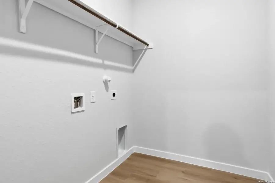 Spacious, unfurnished interior of a new home in Hunters Ranch, San Antonio (Image 16).