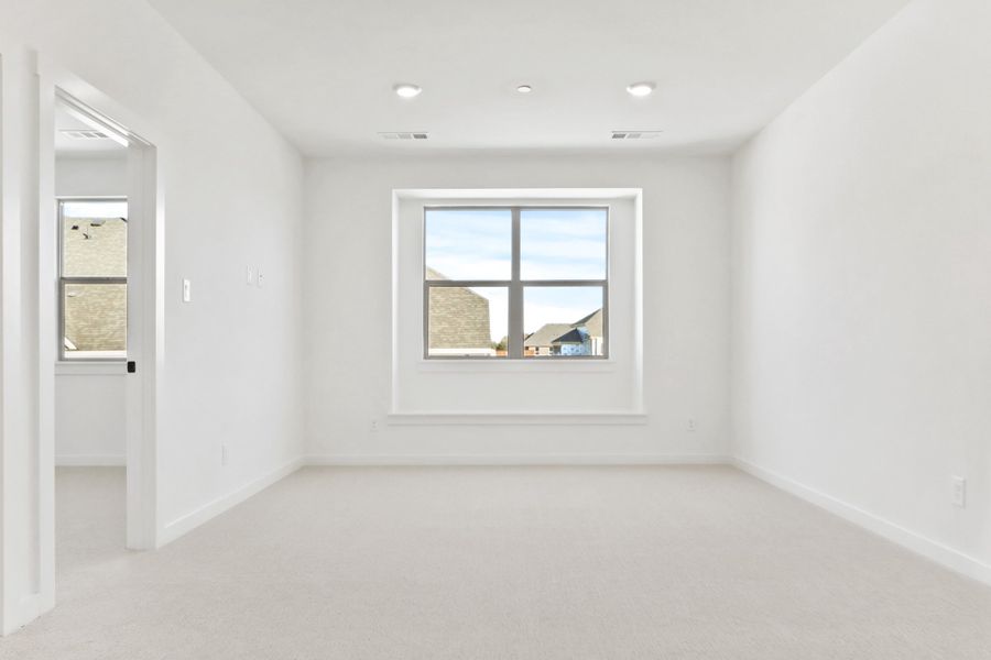 Spacious, unfurnished interior of a new home in Cottonwood Creek, Rowlett (Image 27).