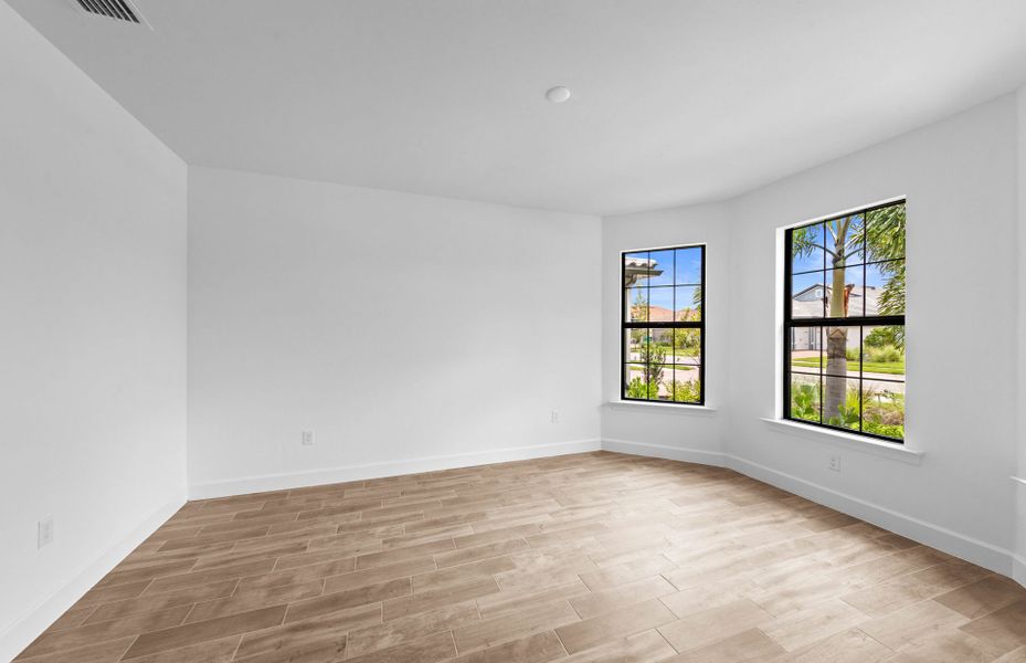 Spacious, unfurnished interior of a new home in Del Webb Naples, Ave Maria (Image 10).