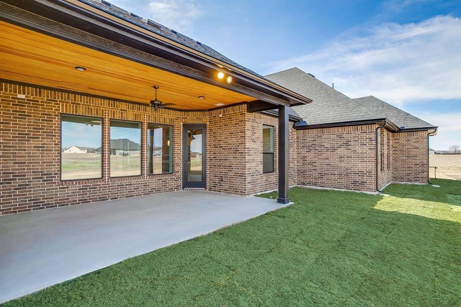 Exterior details and patio area of a home in Waterfall Ranch Estates, Waxahachie (Image 4).
