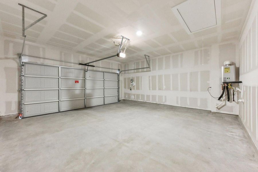 Spacious, unfurnished interior of a new home in Stallion Run, Buda (Image 17).