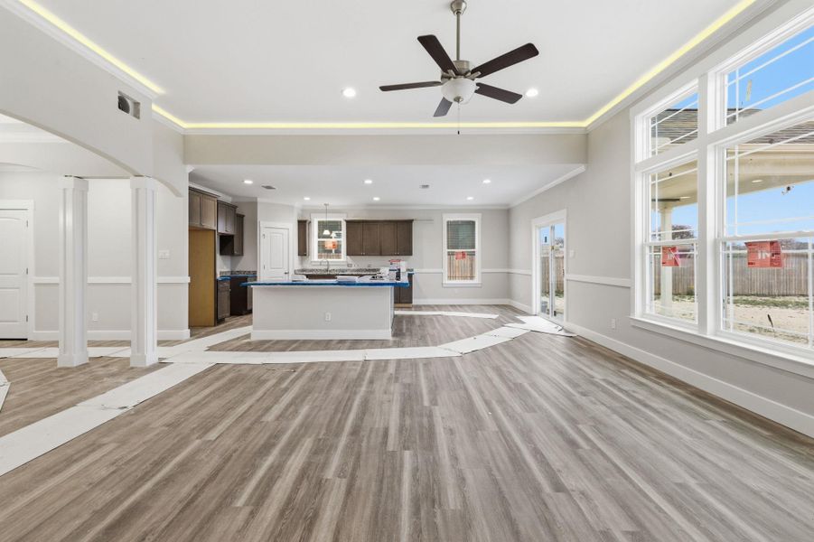 Spacious, unfurnished interior of a new home in Las Palomas Country Club Estates, La Vernia (Image 9).