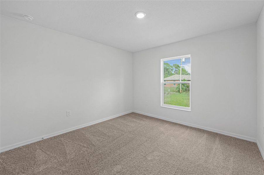 Spacious, unfurnished interior of a new home in Vero Lake Estates, Vero Beach (Image 10).