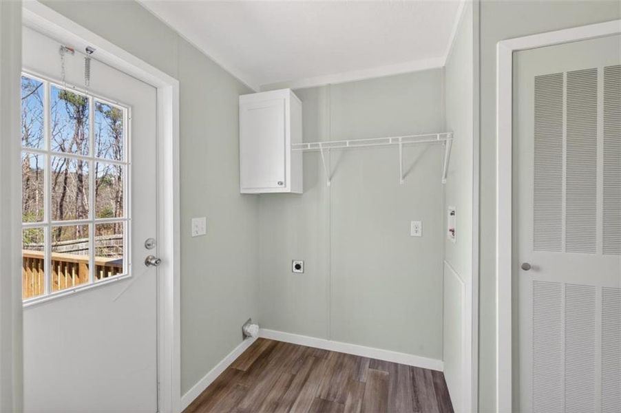 Spacious, unfurnished interior of a new home in , Oxford (Image 24).