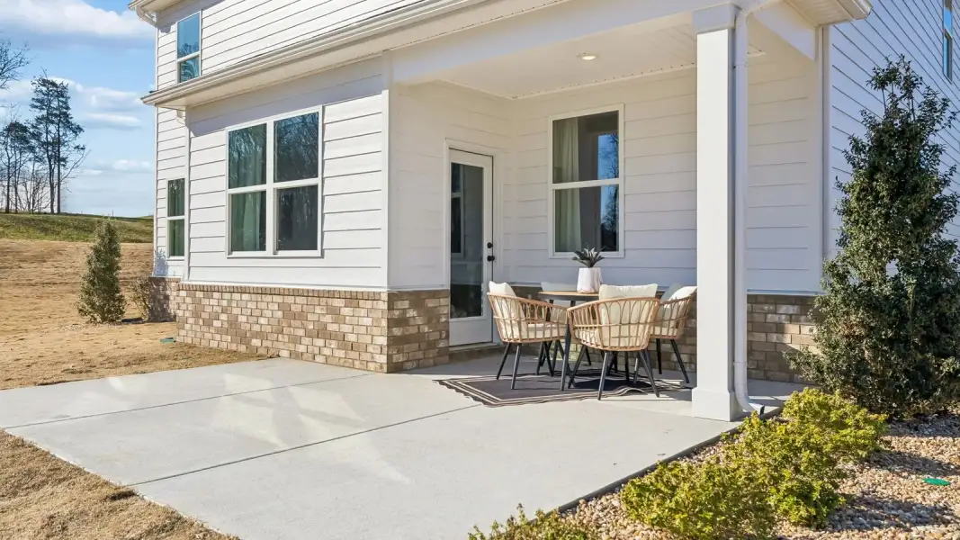 Exterior details and patio area of a home in Walnut Ridge, Lebanon (Image 27).