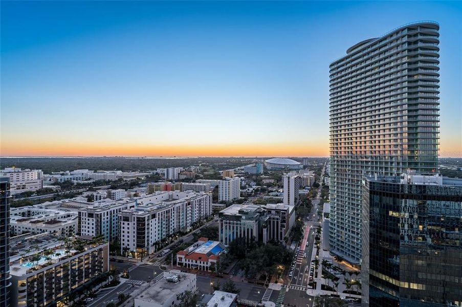 Condo located in St. Petersburg, FL showcasing its design and architecture (Image 34).