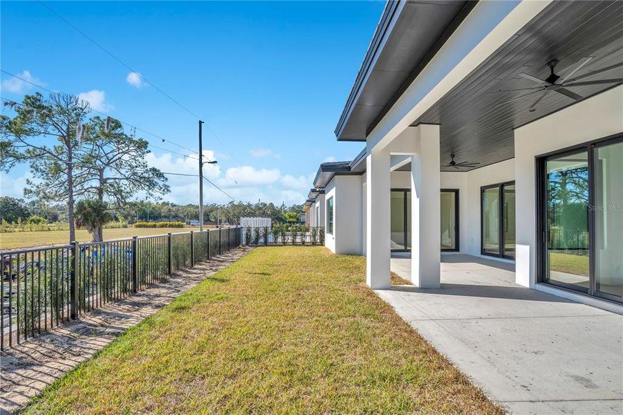 Exterior details and patio area of a home in , Orlando (Image 4).