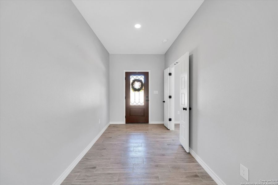 Spacious, unfurnished interior of a new home in , Natalia (Image 28).