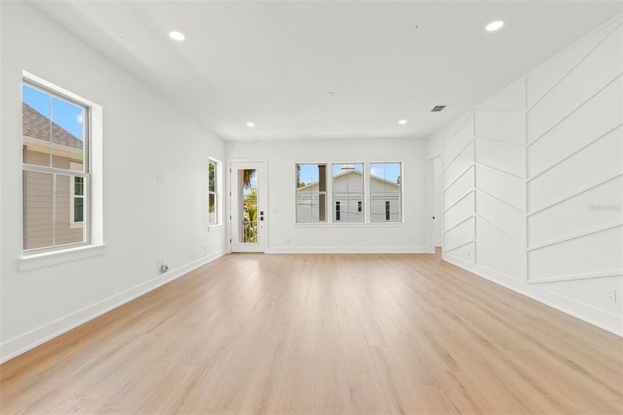 Spacious, unfurnished interior of a new home in , St. Petersburg (Image 25).