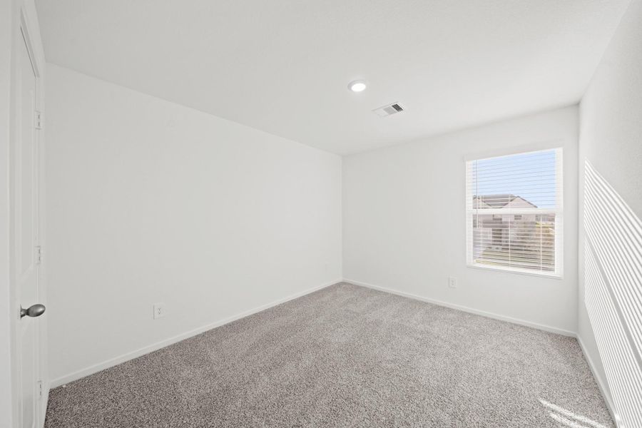 Spacious, unfurnished interior of a new home in Sunterra Lakes, Katy (Image 9).