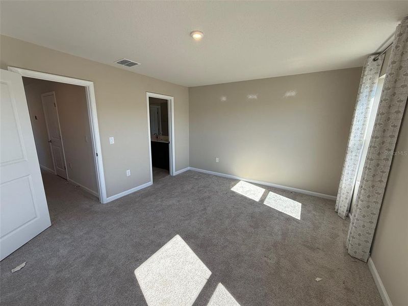 Spacious, unfurnished interior of a new home in , Lady Lake (Image 9).