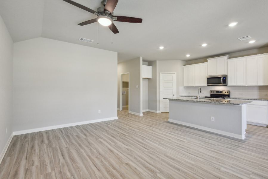 Spacious, unfurnished interior of a new home in Lexington Parke, Del Valle (Image 21).