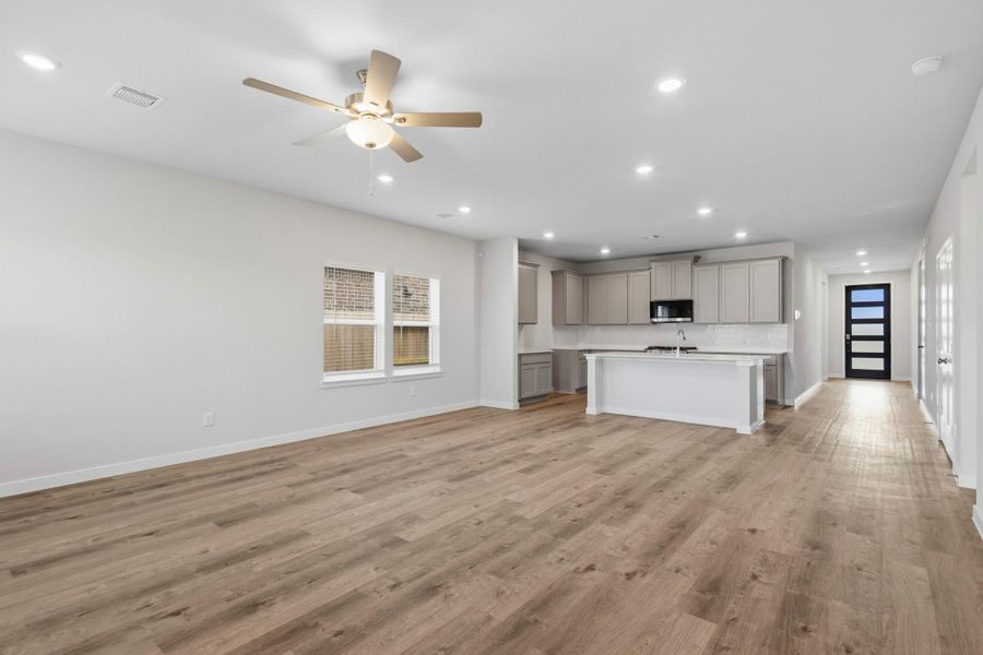 Spacious, unfurnished interior of a new home in Sunterra Lakes, Brookshire (Image 21). Spacious, unfurnished interior of a new home in Sunterra Lakes, Brookshire (Image 21).