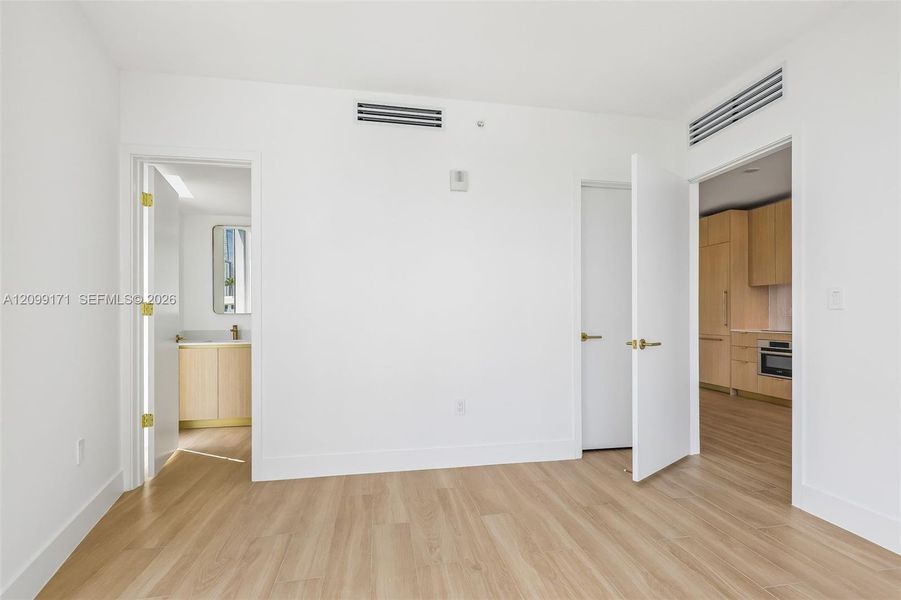 Spacious, unfurnished interior of a new home in , Miami (Image 29).