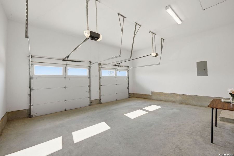Spacious, unfurnished interior of a new home in , Atascosa (Image 24).