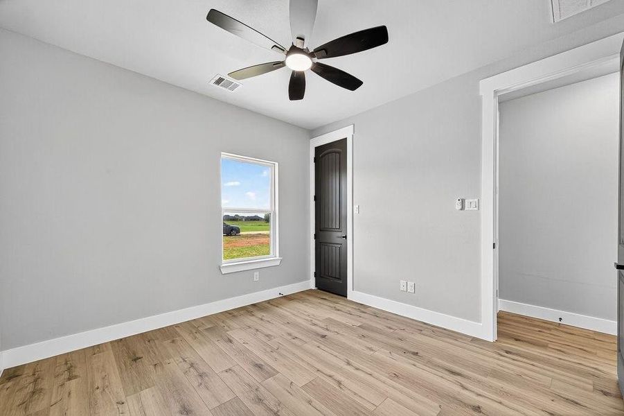 Spacious, unfurnished interior of a new home in , Angleton (Image 34).
