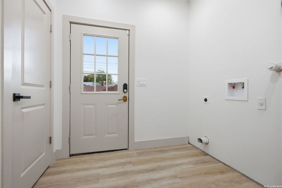 Spacious, unfurnished interior of a new home in , San Antonio (Image 27).