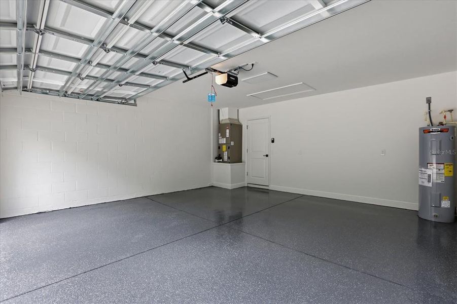 Spacious, unfurnished interior of a new home in , Leesburg (Image 17).