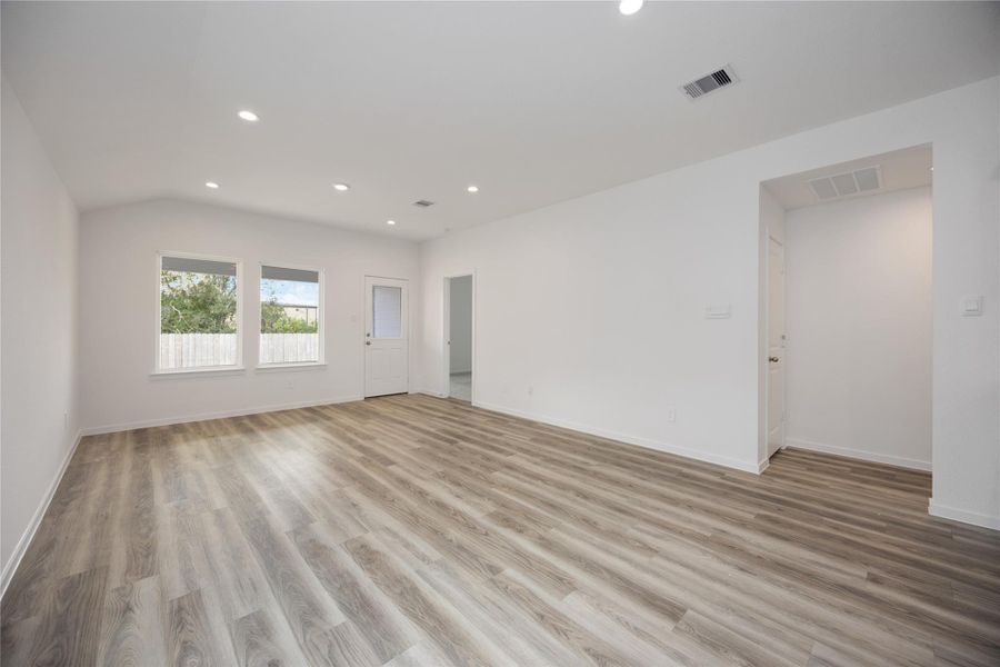 Spacious, unfurnished interior of a new home in Allison Park, Houston (Image 14).