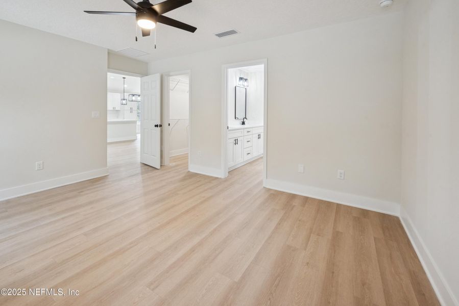 Spacious, unfurnished interior of a new home in , Florahome (Image 38).