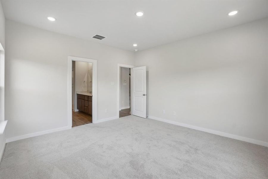 Spacious, unfurnished interior of a new home in Overland Grove, Forney (Image 12).