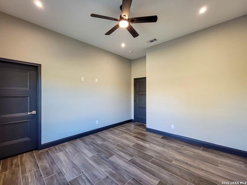 Spacious, unfurnished interior of a new home in , Eagle Pass (Image 21).
