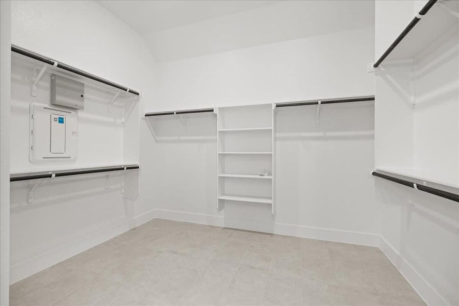 Spacious, unfurnished interior of a new home in Sunfield, Buda (Image 27).