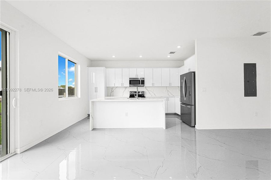 Spacious, unfurnished interior of a new home in , Miami (Image 70).