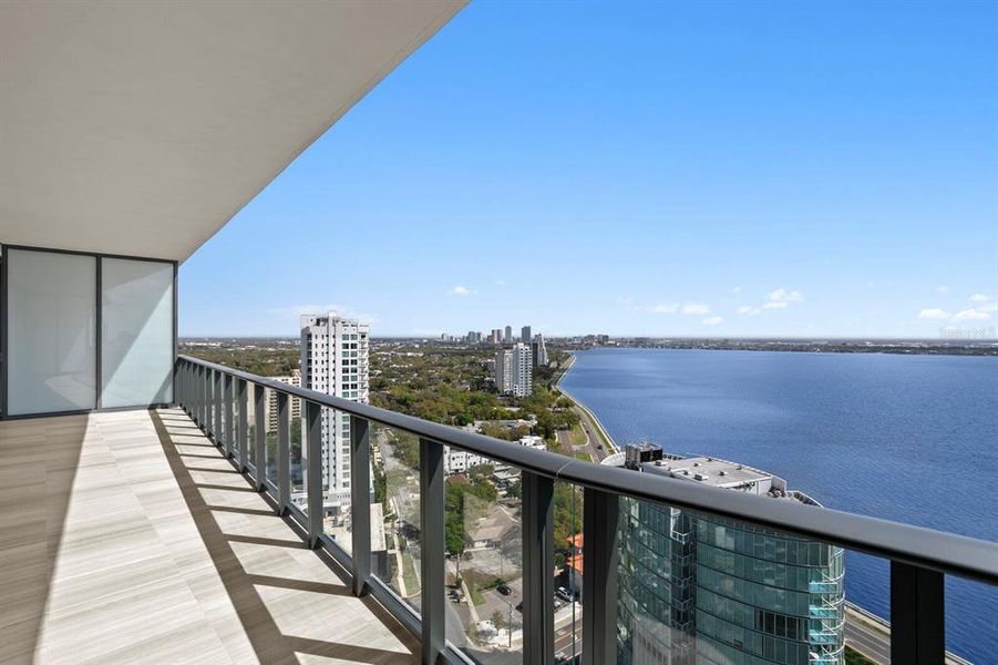 Condo located in Tampa, FL showcasing its design and architecture (Image 54).