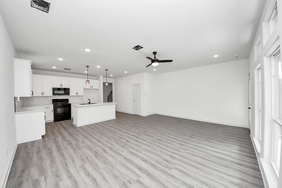 Spacious, unfurnished interior of a new home in , Houston (Image 11).