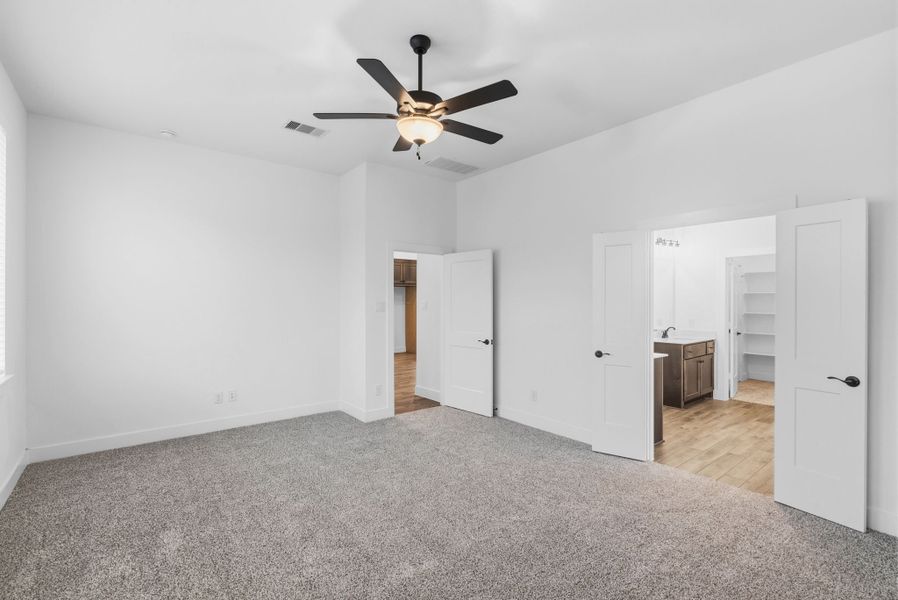 Spacious, unfurnished interior of a new home in Mulberry Farms, Santa Fe (Image 23).