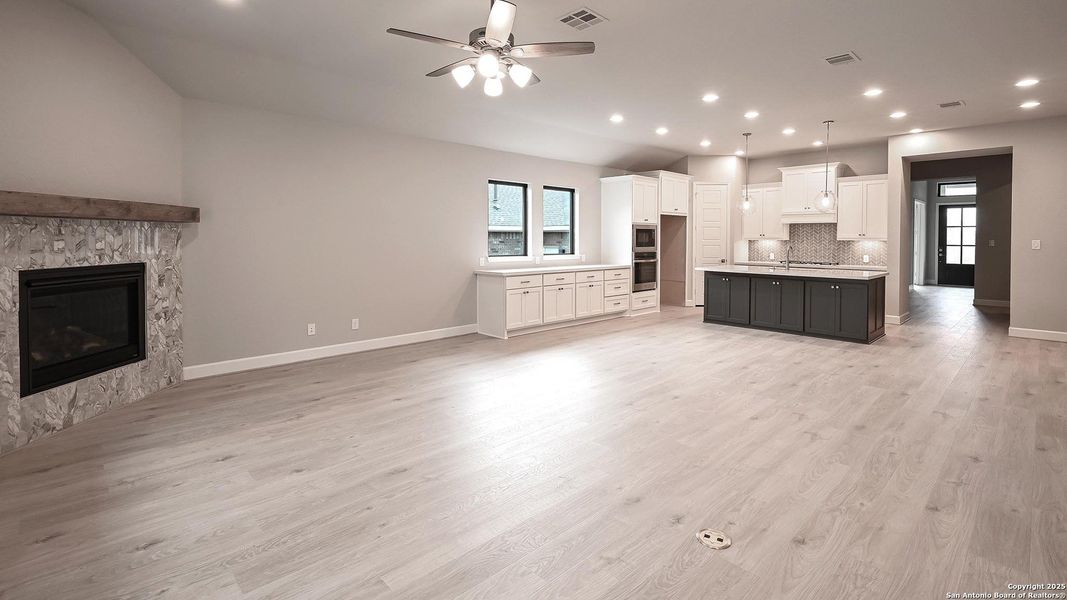 Spacious, unfurnished interior of a new home in Veramendi 60', New Braunfels (Image 13).