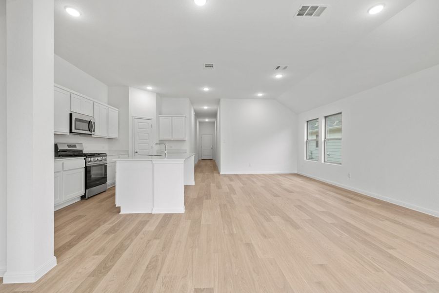 Spacious, unfurnished interior of a new home in Trinity Ranch, Elgin (Image 19).