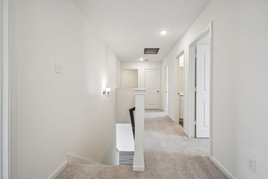 Spacious, unfurnished interior of a new home in Eagles Landing, Elgin (Image 12).