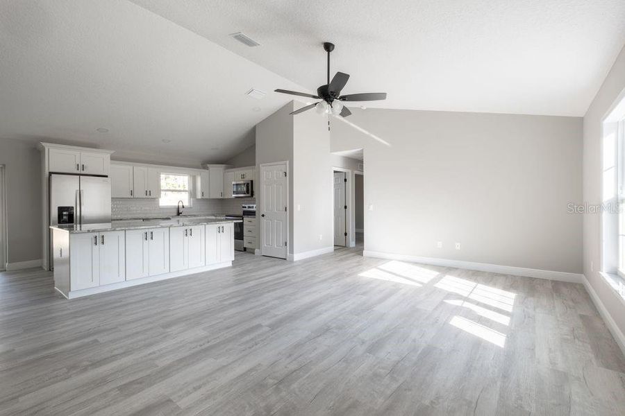 Spacious, unfurnished interior of a new home in , Citrus Springs (Image 20).