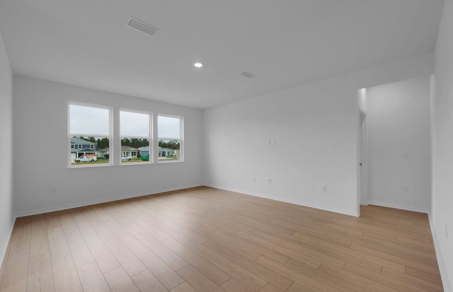 Spacious, unfurnished interior of a new home in Hyland Trail, Green Cove Springs (Image 14).