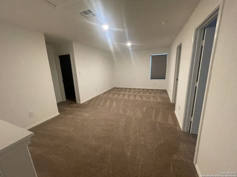 Spacious, unfurnished interior of a new home in , Bulverde (Image 9).