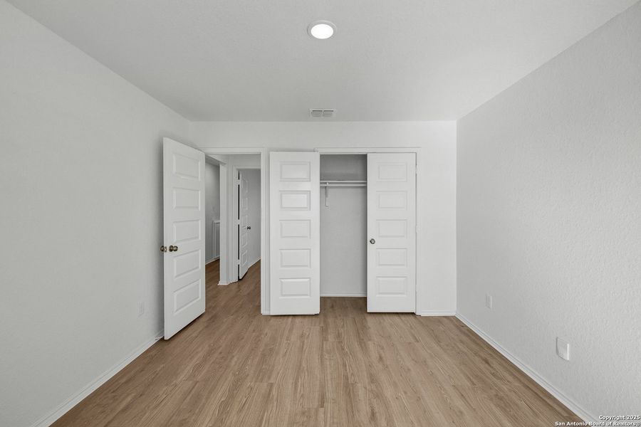 Spacious, unfurnished interior of a new home in Blue Ridge Ranch, San Antonio (Image 26).