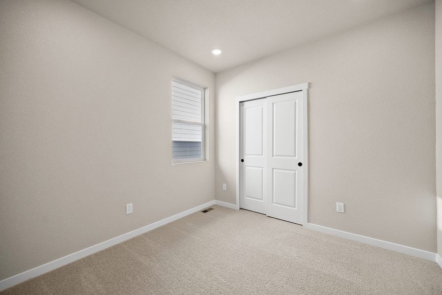 Spacious, unfurnished interior of a new home in Trails at Aspen Ridge-3, Colorado Springs (Image 19).