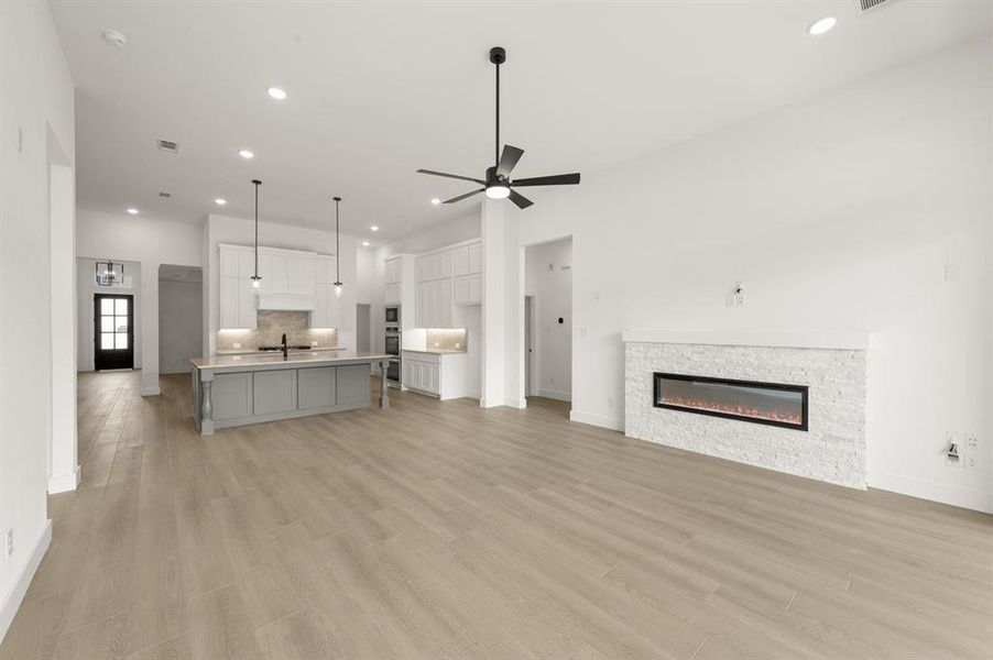 Spacious, unfurnished interior of a new home in High Country, Burleson (Image 20).