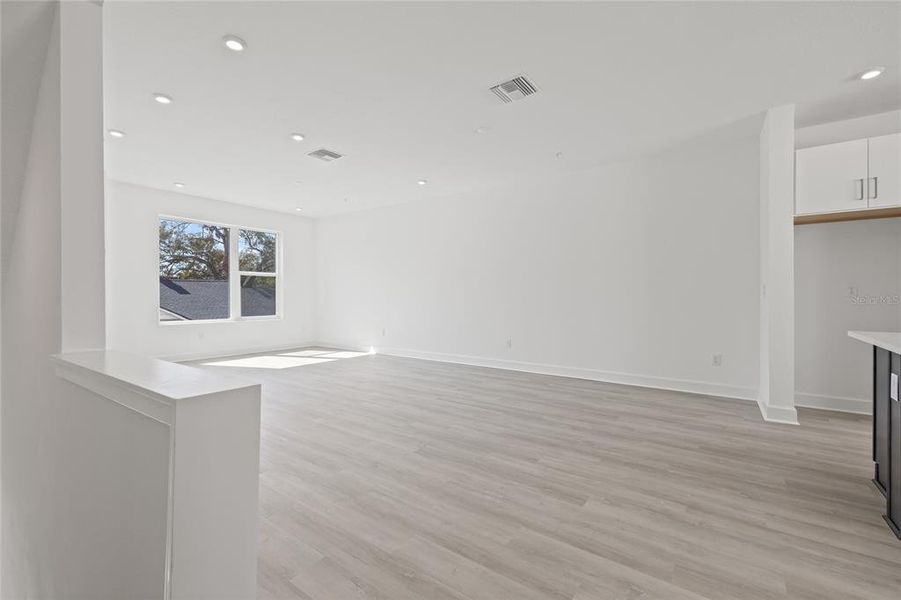 Spacious, unfurnished interior of a new home in Alante, St. Petersburg (Image 21).