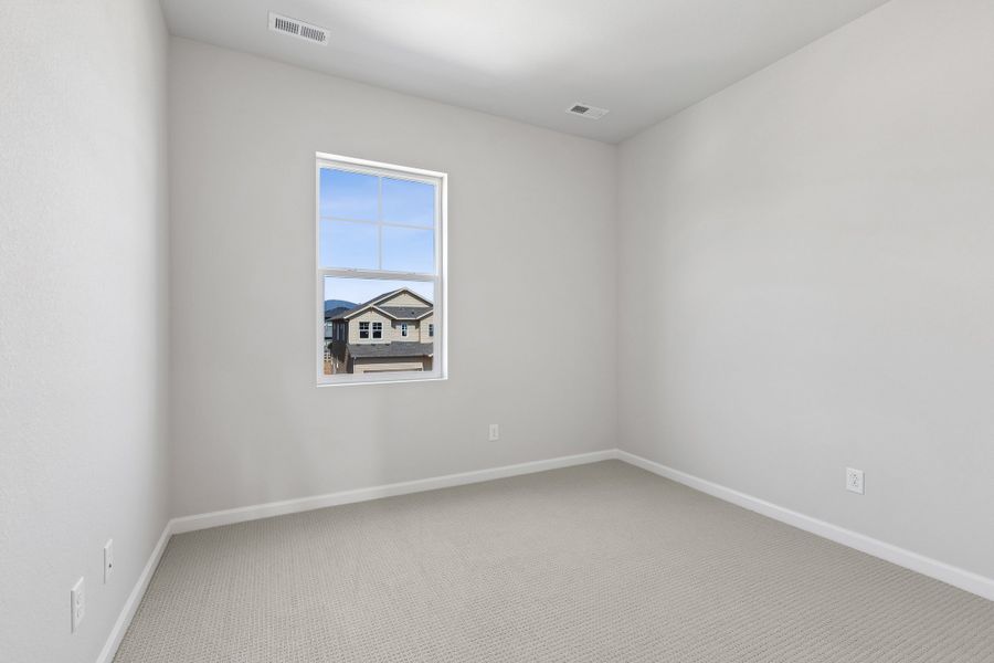 Spacious, unfurnished interior of a new home in Sterling Ranch, Littleton (Image 24).