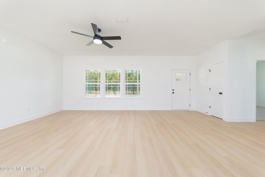 Spacious, unfurnished interior of a new home in , Middleburg (Image 19).
