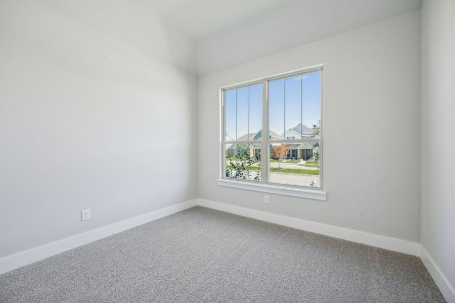 Spacious, unfurnished interior of a new home in Dove Hollow, Waxahachie (Image 24).
